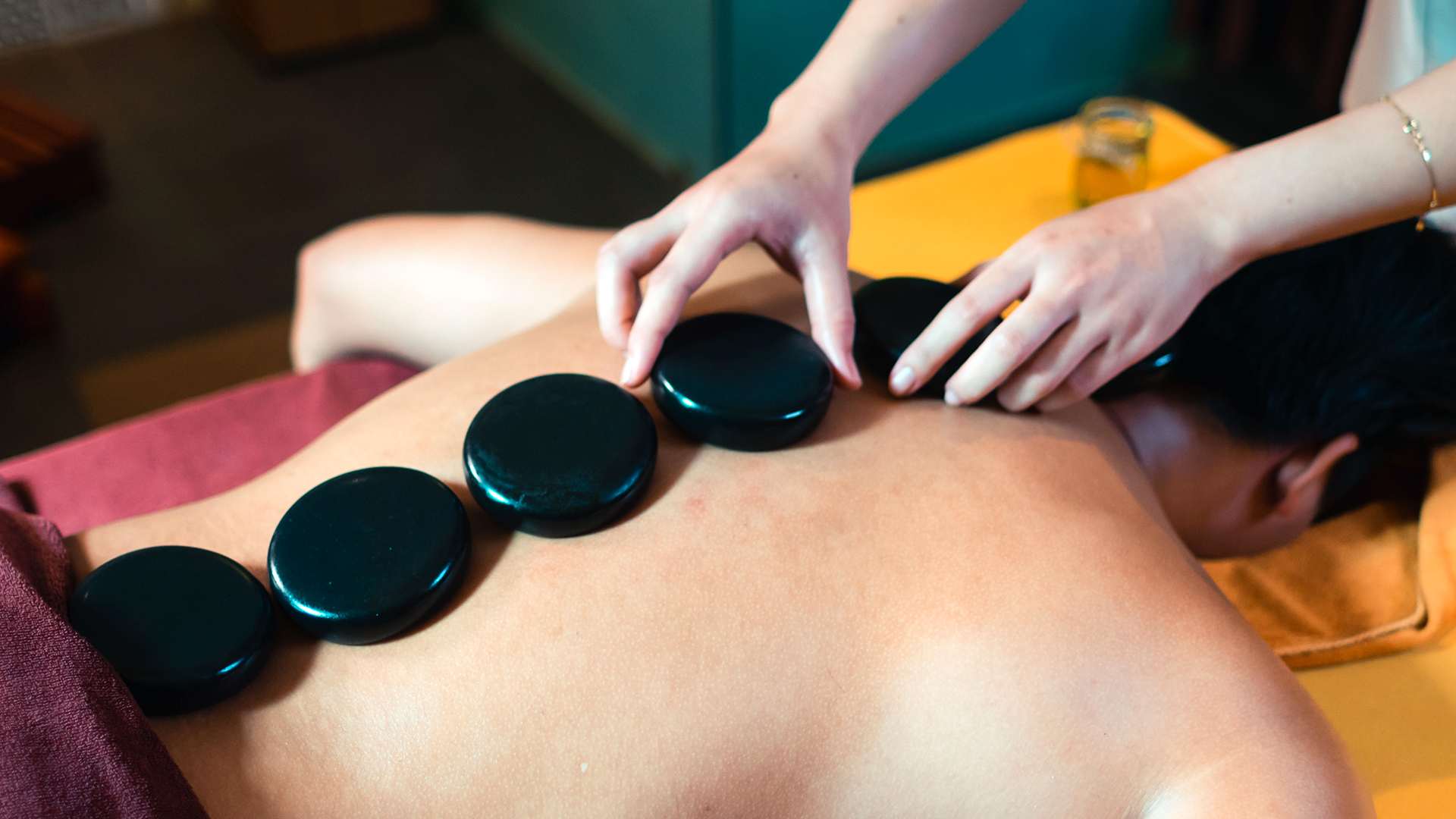 Massage toàn thân với thảo dược và đá nóng