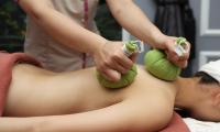 Liệu trình massage body với gói thảo dược và đá nóng